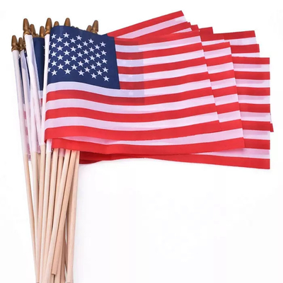 Les drapeaux américains tenus dans la main personnalisés ont tricoté le polyester avec Polonais blanc