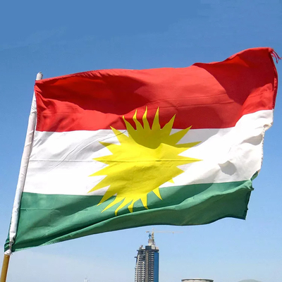Couleur 100% de Pantone de drapeau national du Kurdistan de polyester pour épouser des faveurs