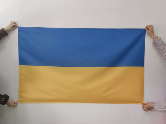 Le monde de polyester de couleur de Pantone marque le style accrochant ukrainien du drapeau 3x5 national